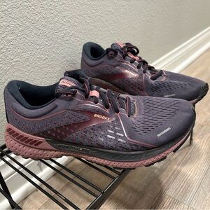 Brooks Women's Athletic Shoes - Black and Pink